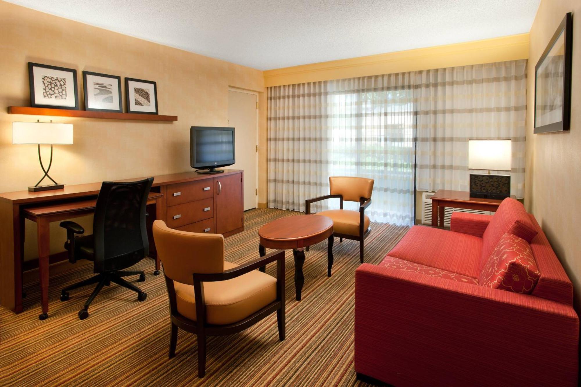 Отель Courtyard Sacramento Airport Natomas Экстерьер фото