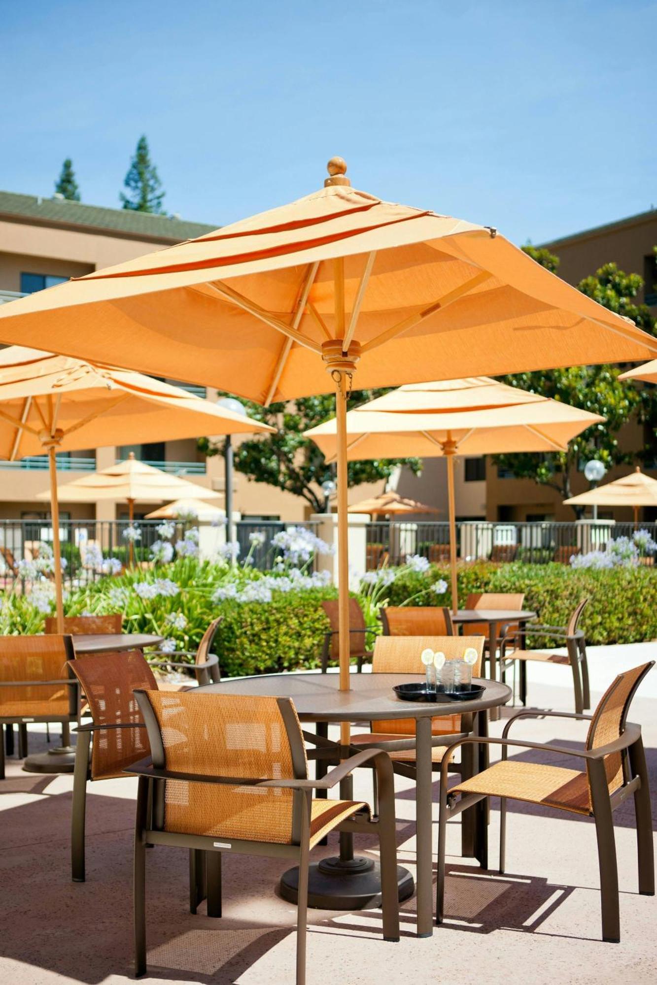 Отель Courtyard Sacramento Airport Natomas Экстерьер фото