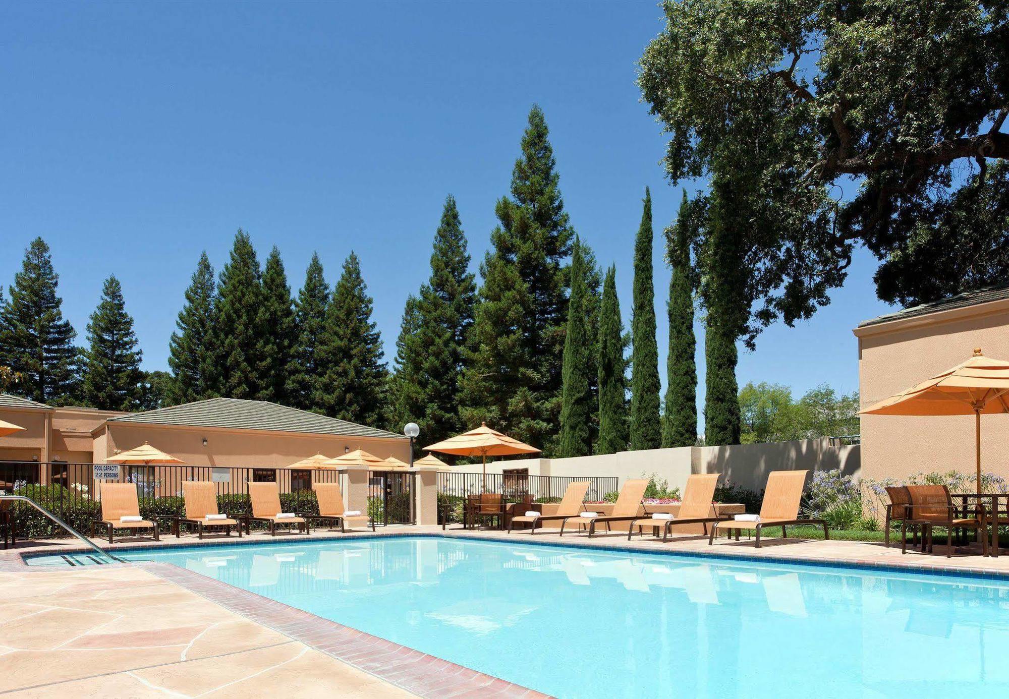 Отель Courtyard Sacramento Airport Natomas Экстерьер фото